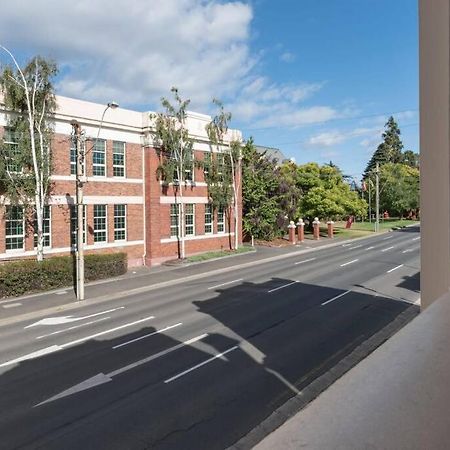 Апартаменты Generous Victorian Terrace In Cbd - Parking & Wifi Лонсестон Экстерьер фото