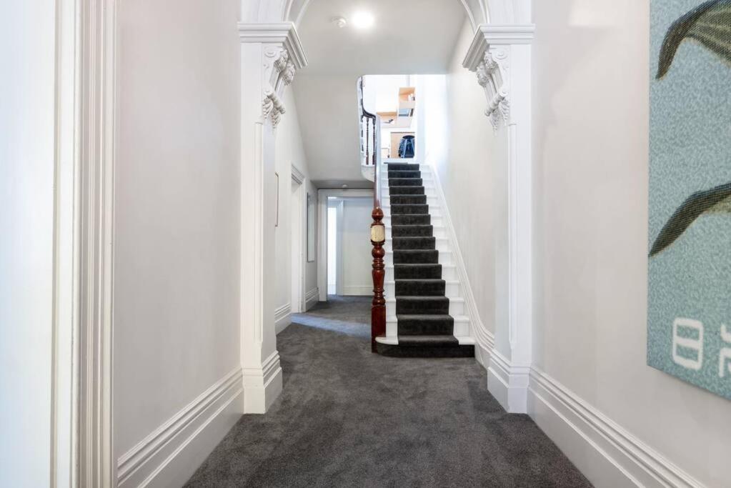 Апартаменты Generous Victorian Terrace In Cbd - Parking & Wifi Лонсестон Экстерьер фото