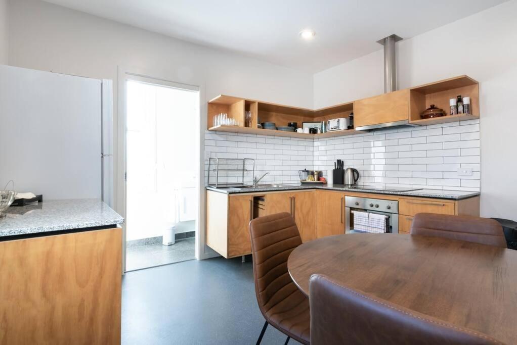 Апартаменты Generous Victorian Terrace In Cbd - Parking & Wifi Лонсестон Экстерьер фото