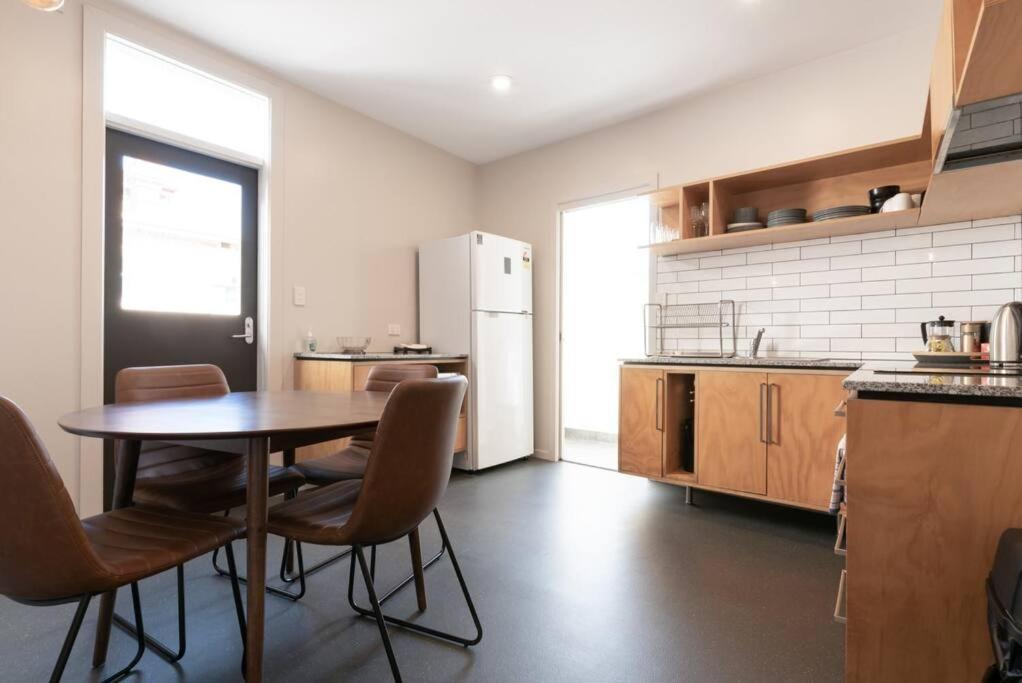 Апартаменты Generous Victorian Terrace In Cbd - Parking & Wifi Лонсестон Экстерьер фото
