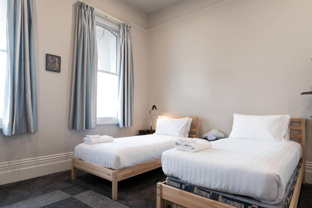 Апартаменты Generous Victorian Terrace In Cbd - Parking & Wifi Лонсестон Экстерьер фото